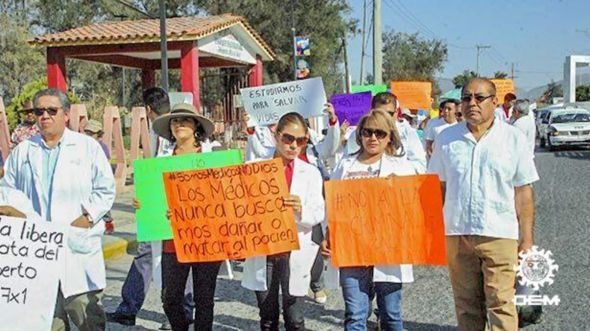 Chilpancingo - marchan en apoyo al doctor detenido